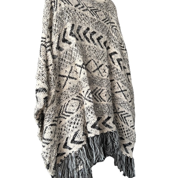 BB Dakota cream & black boho knit oversized poncho. One Size Fits All.  Aztec. - Picture 4 of 7